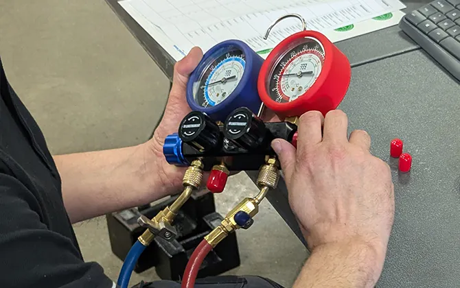 Manifold analogique ou digital ? Comparez avantages, usages et fonctionnalités pour bien équiper vos interventions en climatisation et réfrigération. Analogique ou digital ? Guide pratique pour sélectionner le manifold HVAC-R idéal : robustesse, connectivité, base de fluides et précision de mesure.